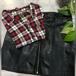 📌3/$22 flannel sleeveless button up